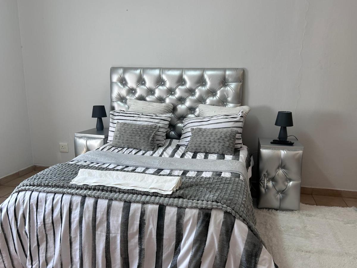 Blue Lantern Bed And Breakfast Kempton Park Exterior photo