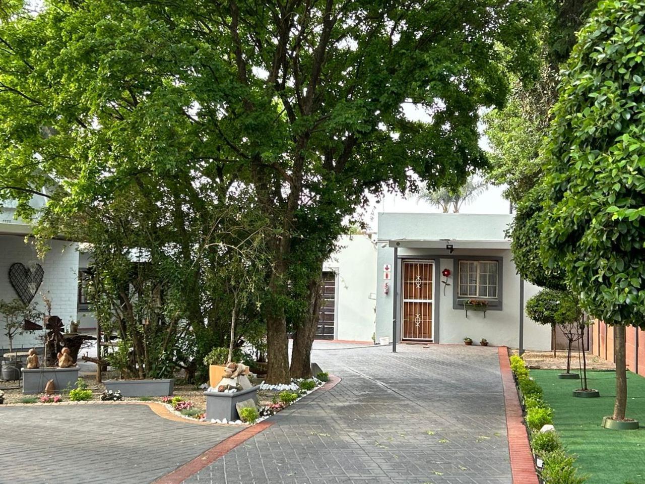 Blue Lantern Bed And Breakfast Kempton Park Exterior photo